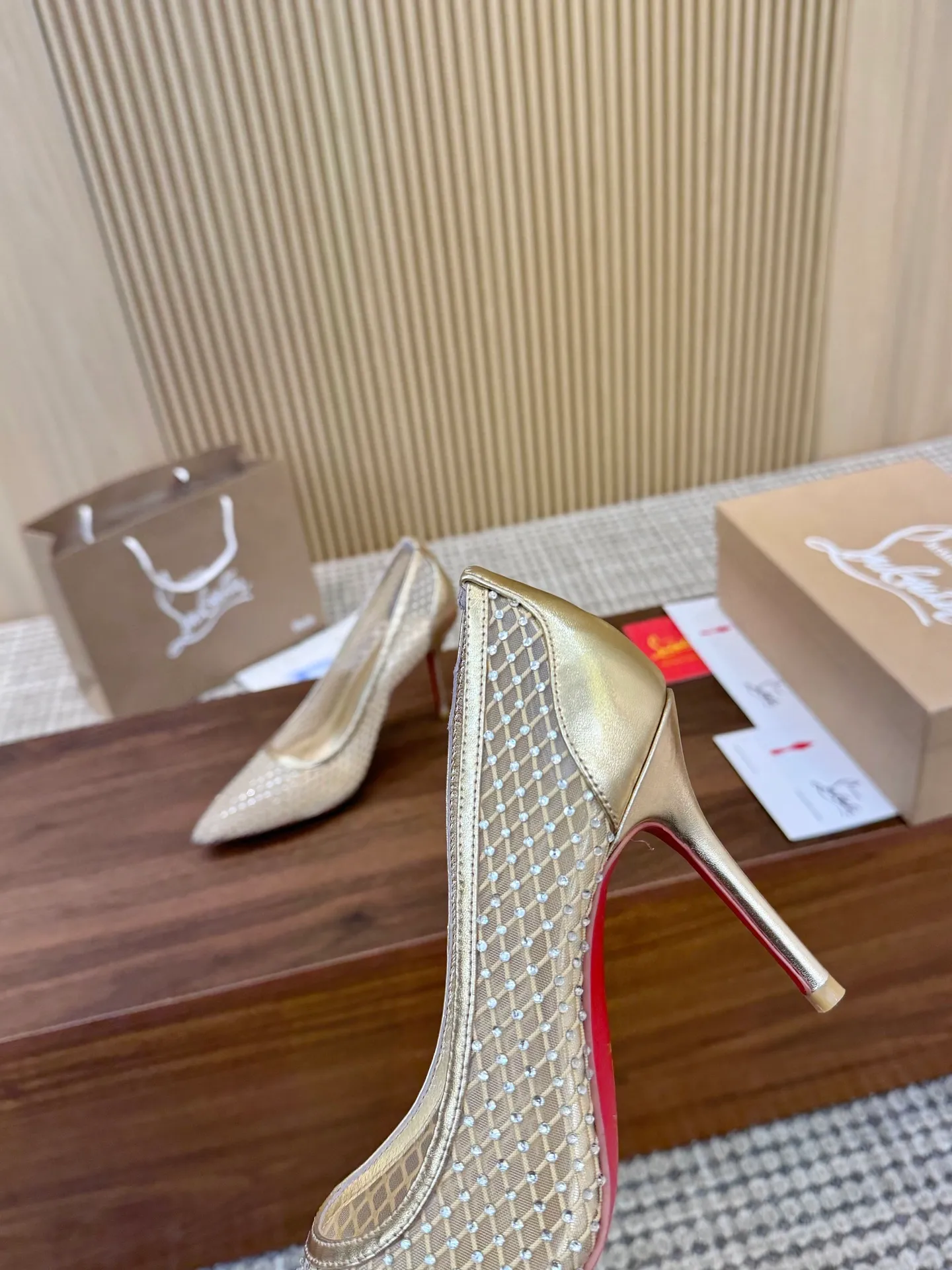 👟👟Ex-factory price 440👟👟 Genuine leather sole +40 Year-round shipment💝Christian Louboutin CL👠 Classic "💎Cow Patent Leather💎Series" noble and luxurious, real blingbling✨ Real materials, all customized by the pattern maker, and the materials are made of original customized materials, achieving the taste of the original 6 color options💍 Upper: imported 👉cow patent leather💪 lining: sheepskin foot pad/lining code number: 34-40.41.42 heel height: two options: 10.5cm and 8.5cm